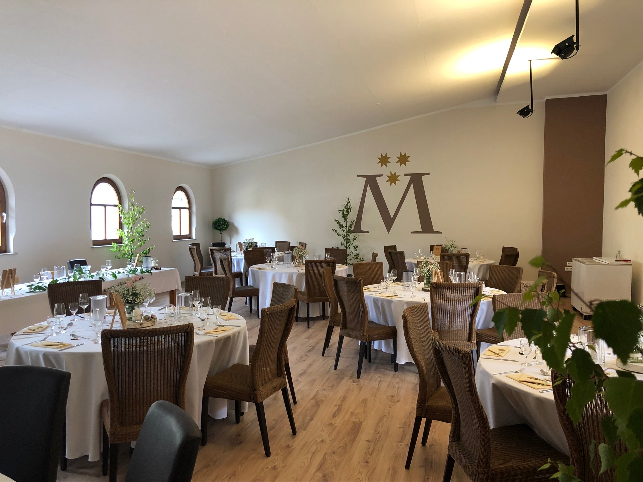 Festlich gedeckter Festsaal im Weingut Stefan Metzler