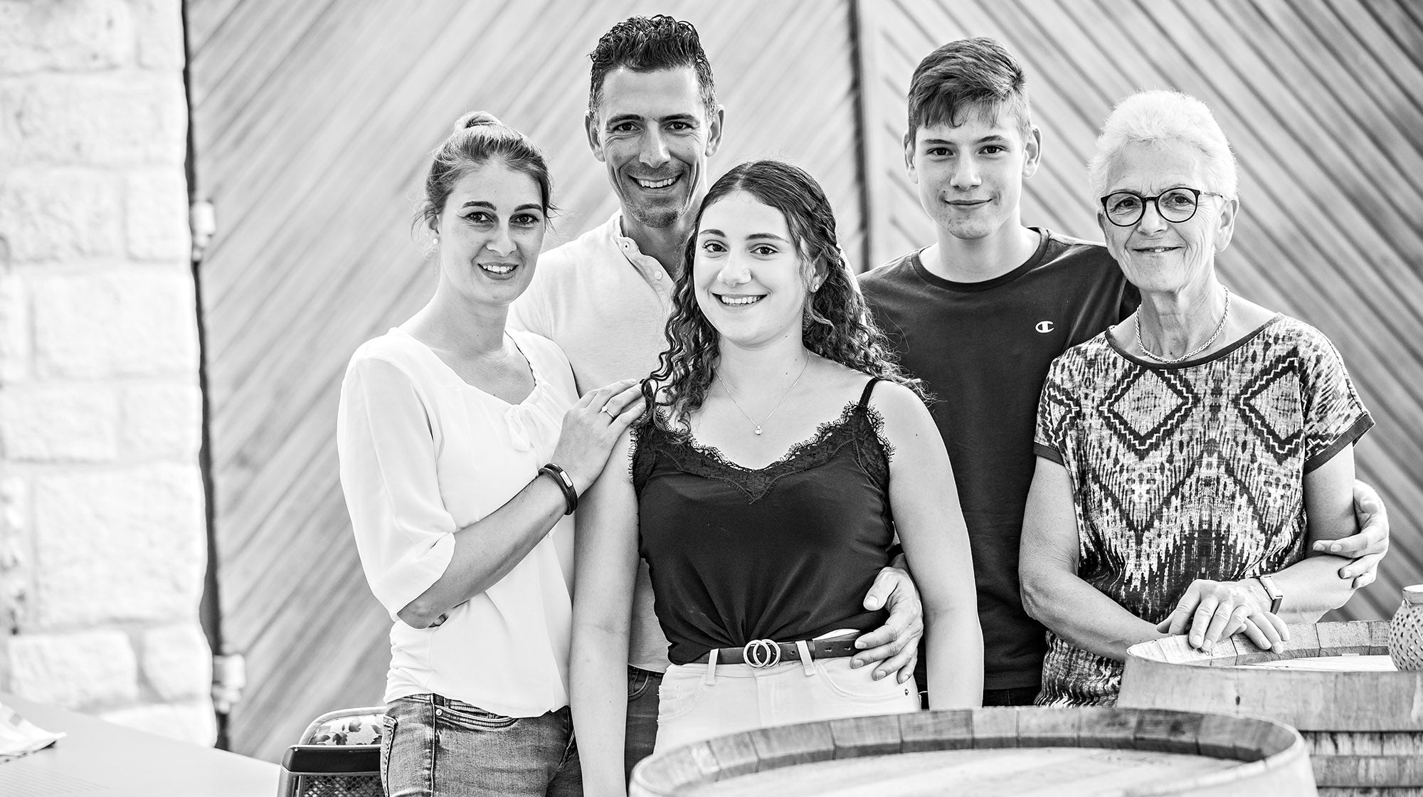 Familie Metzler im Innenhof des Weinguts