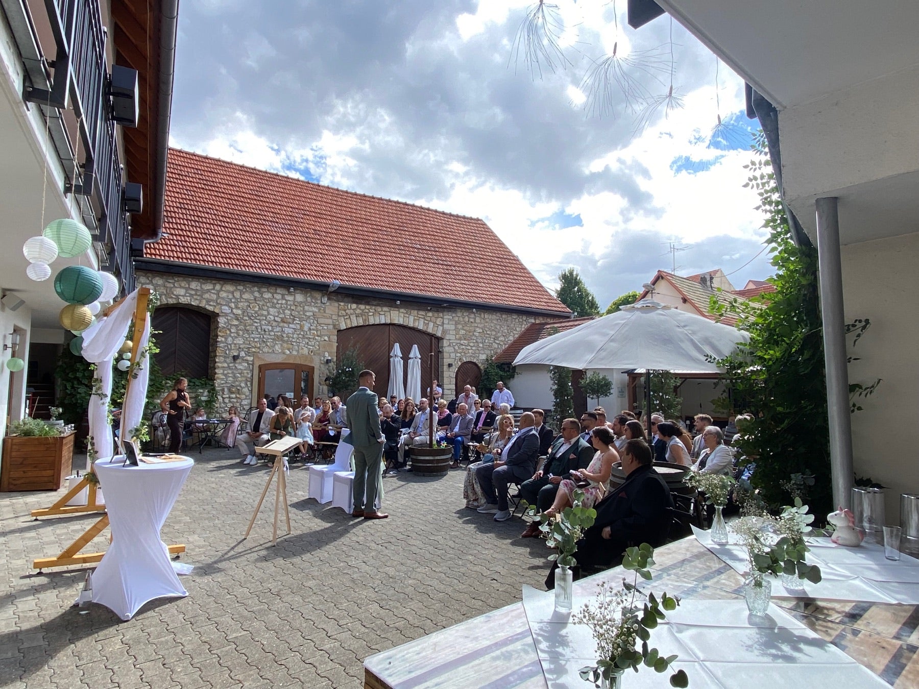 Geschützter Innenhof des Weinguts für eine freie Trauung