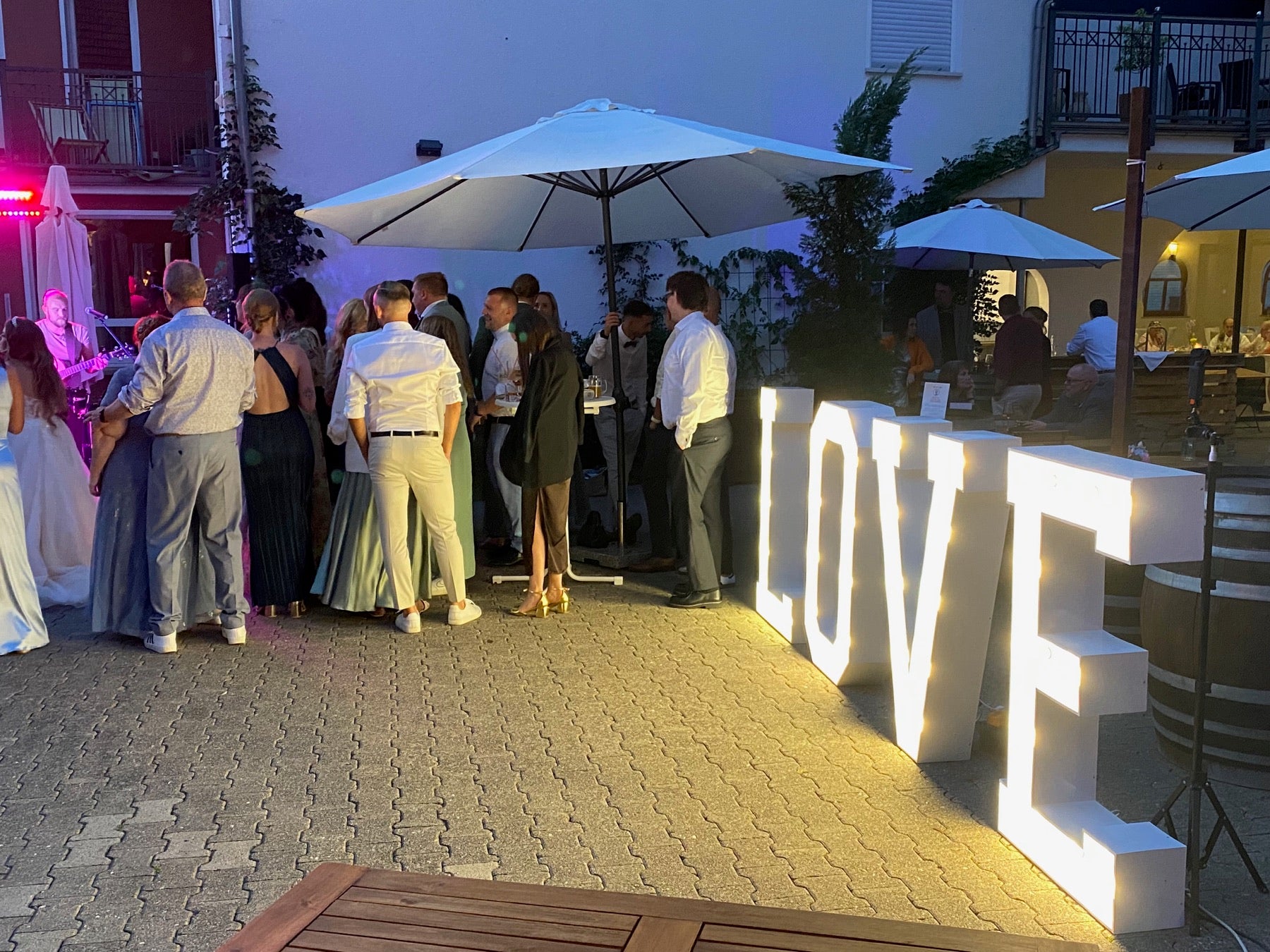 Leuchtende LOVE-Buchstaben im Innenhof des Weinguts