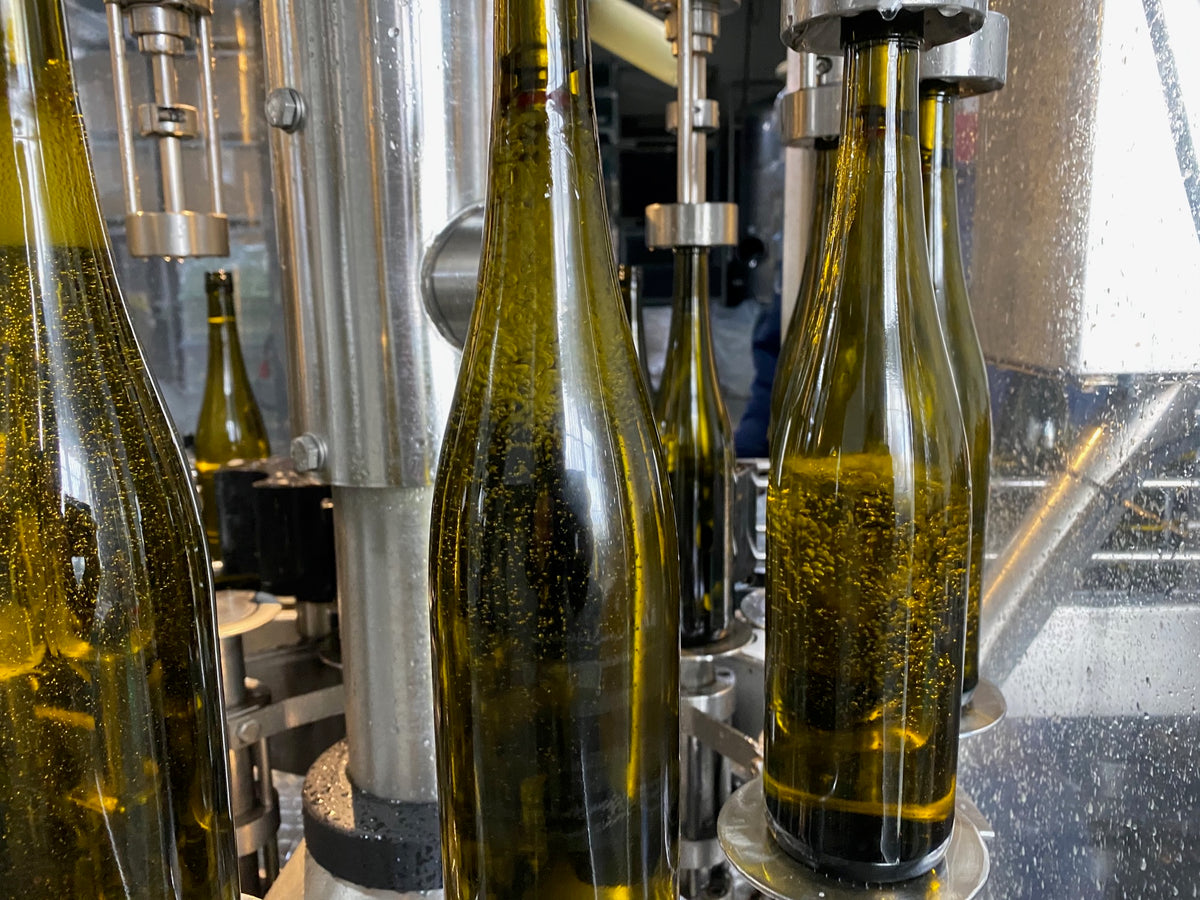 Weinflaschen bei der Abfüllung im Weingut Stefan Metzler