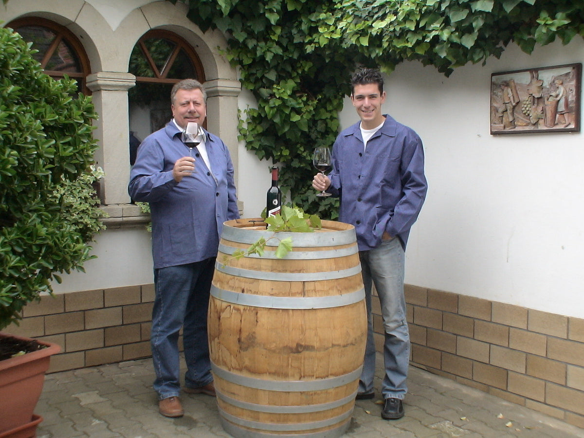 Stefan Metzler mit seinem Vater bei einem Glas Wein im Innenhof des Weinguts