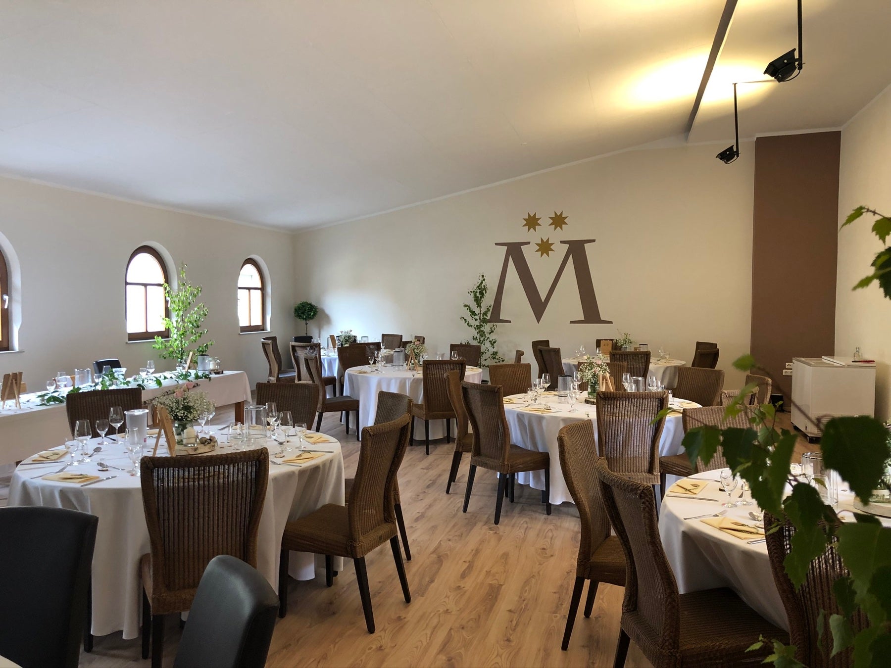 Festlich gedeckter Festsaal im Weingut Stefan Metzler