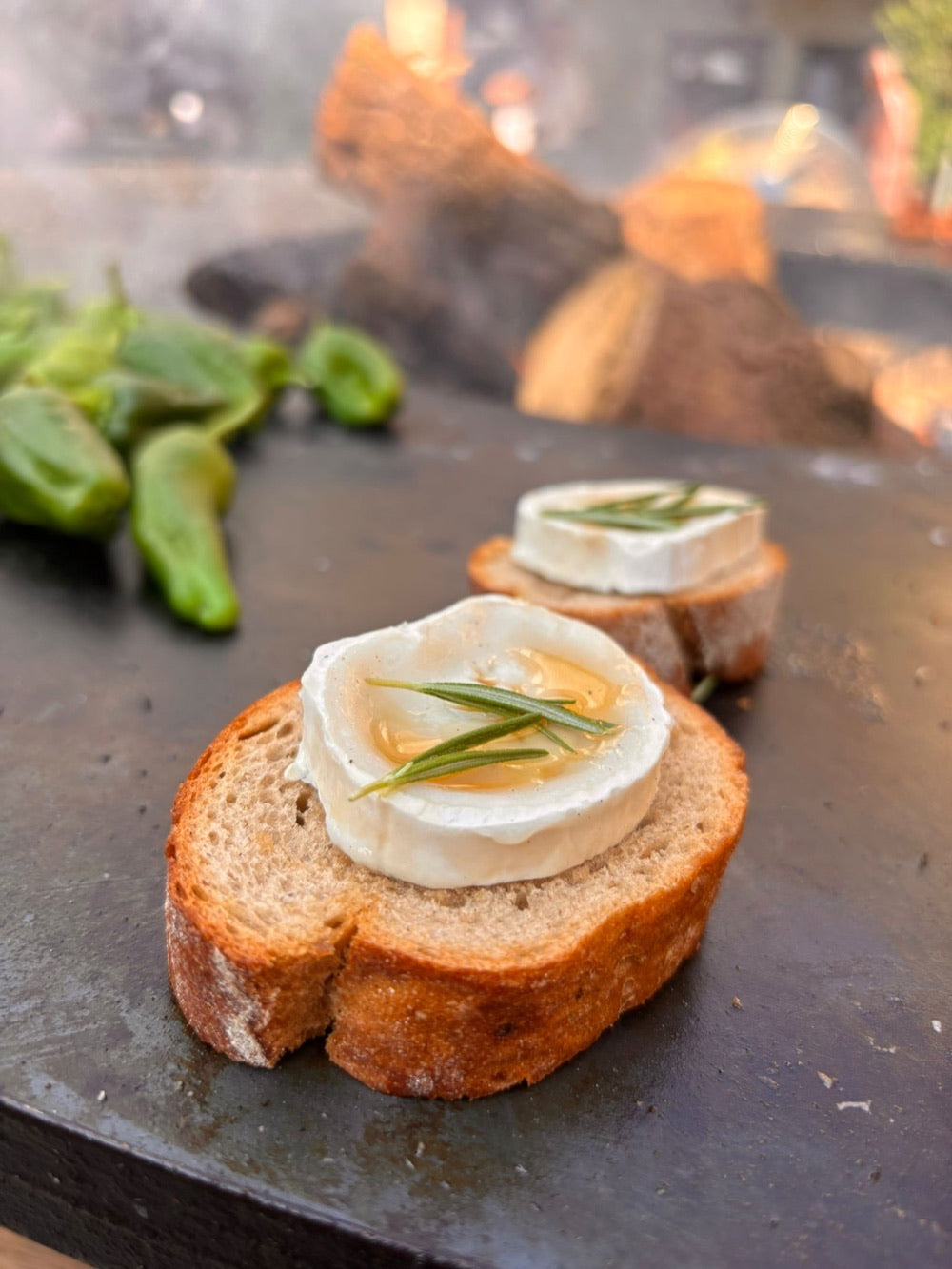 Geröstetes Brot mit Ziegenkäse und Rosmarin auf dem OFYR-Grill