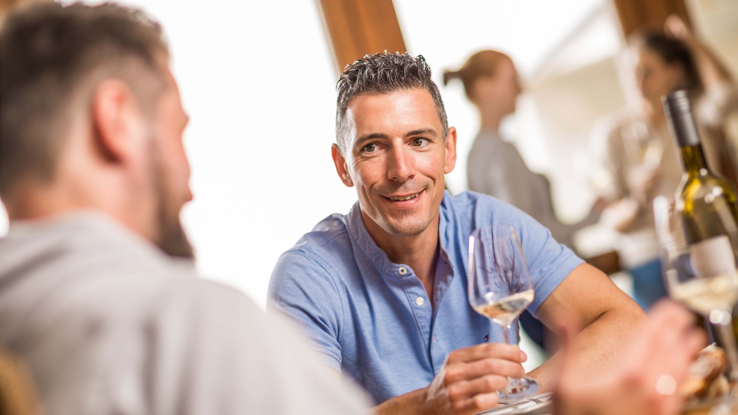 Stefan Metzler im Gespräch mit Gästen bei einem Glas Wein