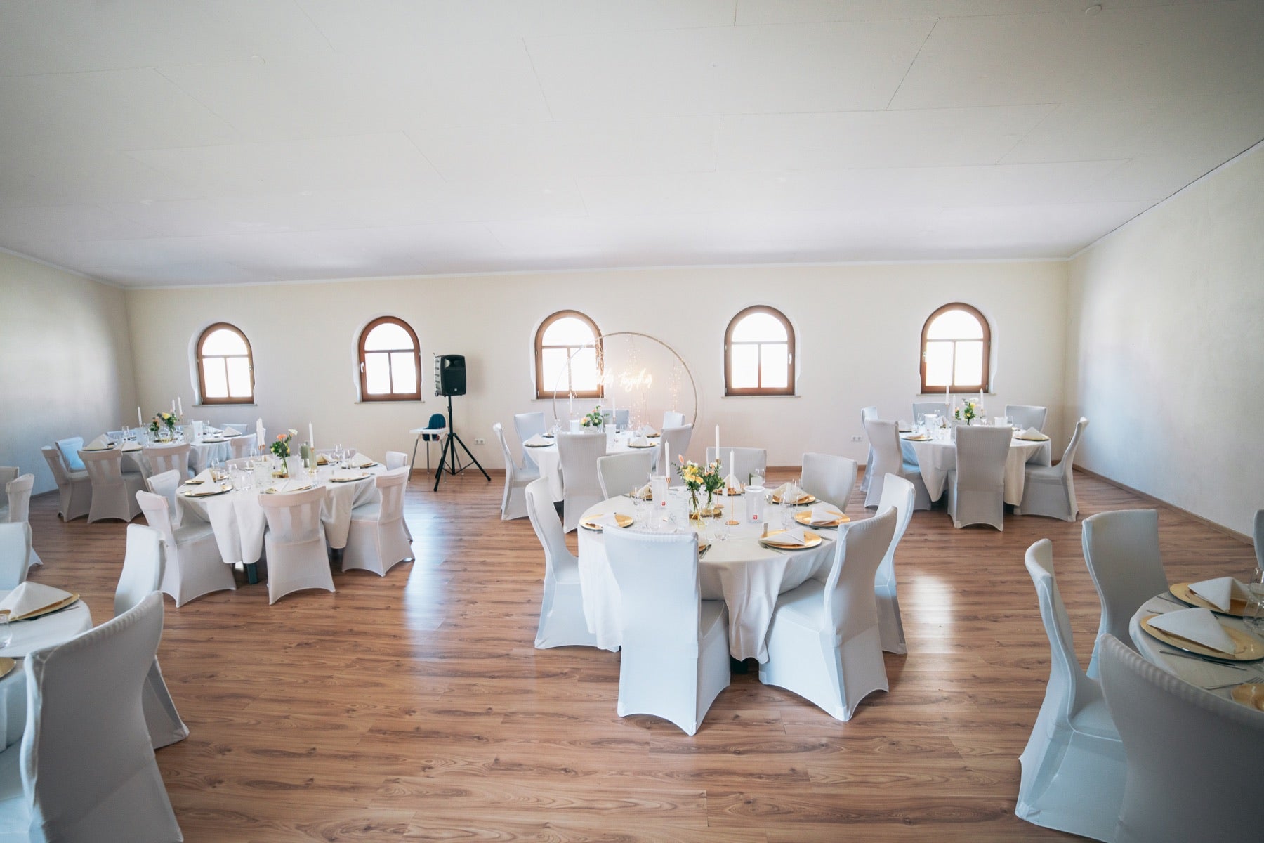 Festlich gedeckter Festsaal im Weingut Stefan Metzler