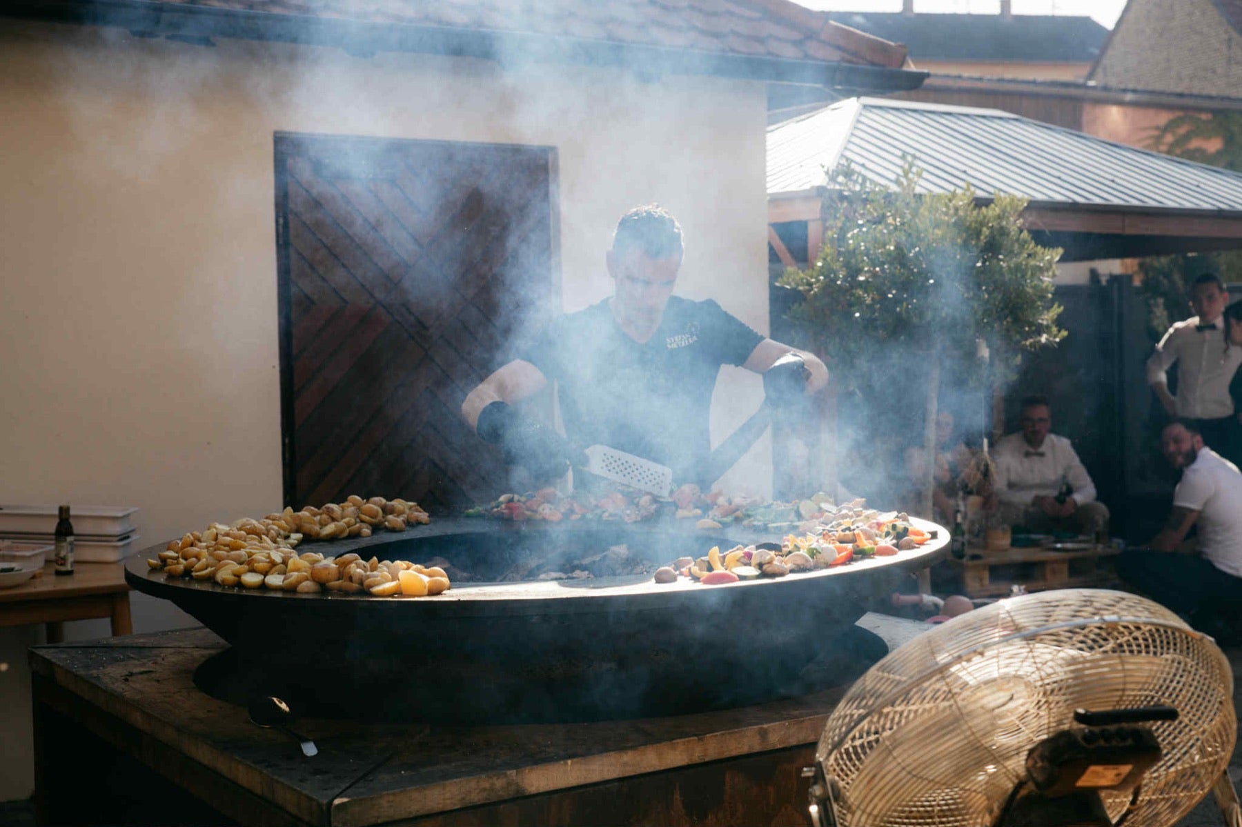 Frische Zubereitung am OFYR-Grill im Weingut