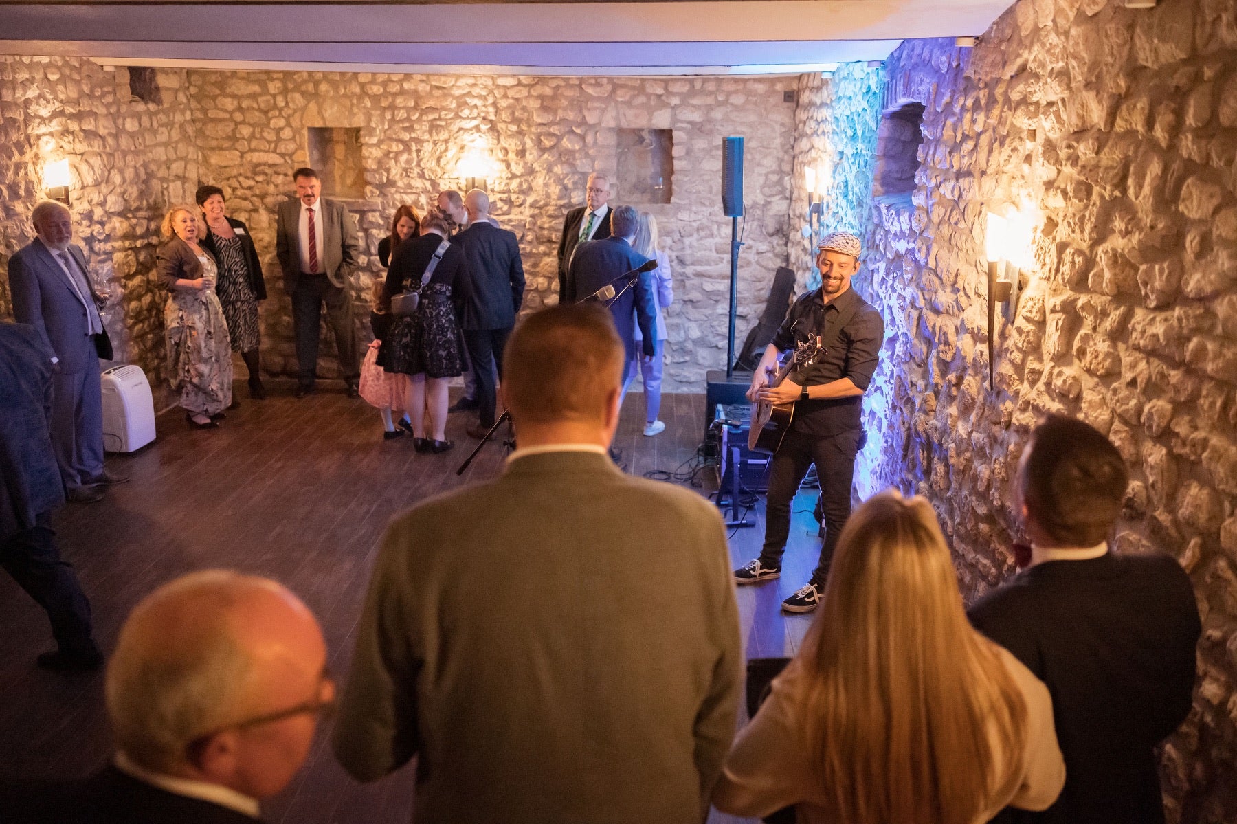 Feier mit Musik und Gästen im Gewölbekeller